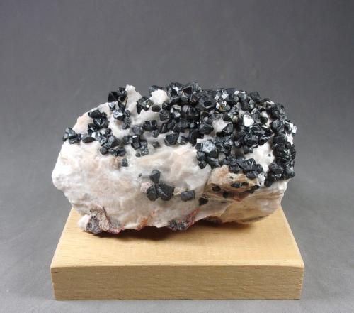 Franklinita<br />Franklin, Distrito minero Franklin, Condado Sussex, New Jersey, USA<br />8,4 x 5 x  4,7 cm. Cristal mayor 6-7 milímetros.<br /> (Autor: J. G. Alcolea)