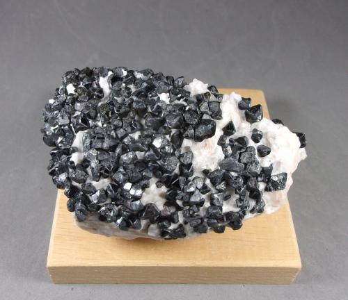 Franklinita<br />Franklin, Distrito minero Franklin, Condado Sussex, New Jersey, USA<br />8,4 x 5 x  4,7 cm. Cristal mayor 6-7 milímetros.<br /> (Autor: J. G. Alcolea)