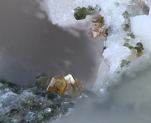 Brookita y anatasa<br />Carratraca, Comarca Valle del Guadalhorce, Málaga, Andalucía, España<br />Campo de visión de  3 mm.<br /> (Autor: Antonio Carmona)