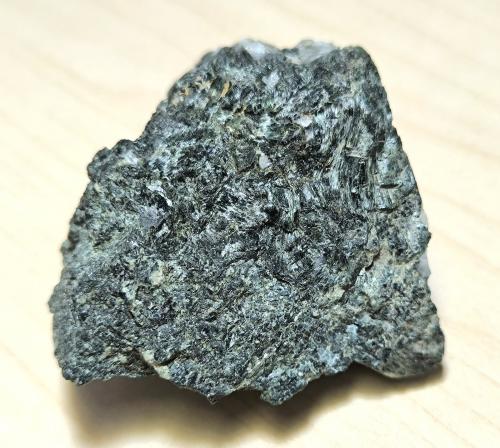 Ludwigite, Quartz, Calcite<br />Minas Costabona, Prats-de-Mollo-la-Preste, Haut Vallespir, Céret, Departamento Pirineos Orientales, Occitanie, Francia<br />64 mm x 55 mm. Mass: 117 g.<br /> (Author: Carles Millan)