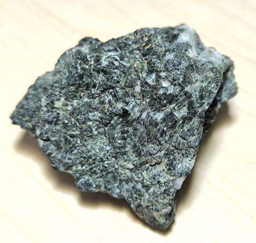 Ludwigite, Quartz, Calcite<br />Minas Costabona, Prats-de-Mollo-la-Preste, Haut Vallespir, Céret, Departamento Pirineos Orientales, Occitanie, Francia<br />64 mm x 55 mm. Mass: 117 g.<br /> (Author: Carles Millan)