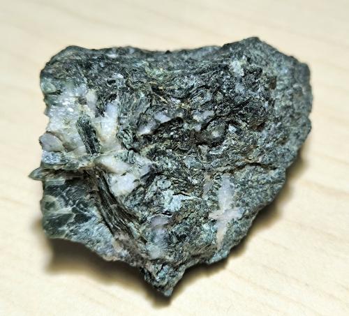 Ludwigite, Quartz, Calcite<br />Minas Costabona, Prats-de-Mollo-la-Preste, Haut Vallespir, Céret, Departamento Pirineos Orientales, Occitanie, Francia<br />64 mm x 55 mm. Mass: 117 g.<br /> (Author: Carles Millan)