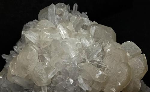 cuarzo, calcita<br />Charcas, Municipio Charcas, San Luis Potosí, México<br />150x90x10 mm.<br /> (Autor: Luis Edmundo Sánchez Roja)