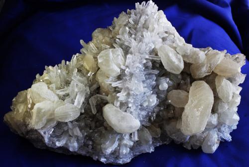 cuarzo, calcita<br />Charcas, Municipio Charcas, San Luis Potosí, México<br />150x90x10 mm.<br /> (Autor: Luis Edmundo Sánchez Roja)