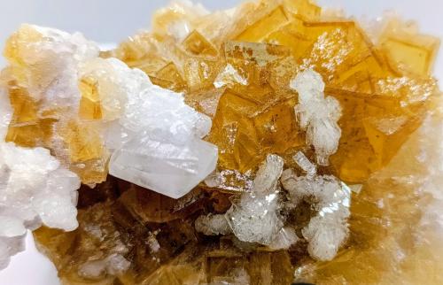 Fluorita, calcita y barita.<br />Mina Moscona, El Llano, Solís, Corvera de Asturias, Comarca Avilés, Principado de Asturias (Asturias), España<br />11x8 cm<br /> (Autor: AntonioJesus)