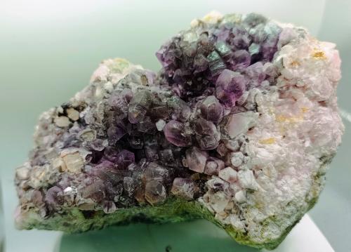 Calcita (variedad cobaltífera)<br />Mina Aghbar (Mina Arhbar), Distrito minero Bou Azzer, Provincia Zagora, Región Drâa-Tafilalet, Marruecos<br />18x12 cm.<br /> (Autor: AntonioJesus)