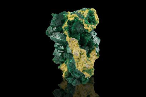 Zincolivenite on  Ferrilotharmeyerite<br />Mina Tsumeb, segunda zona de oxidación, Tsumeb, Región Otjikoto, Namibia<br />6 x 5 x 4 cm / main crystal: 2 cm<br /> (Author: MIM Museum)