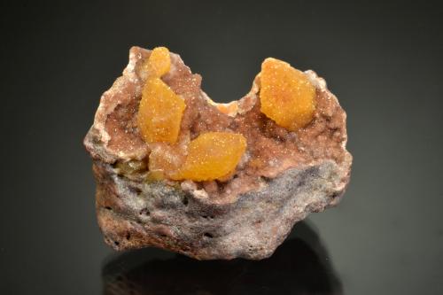 Wulfenite<br />M'Fouati, Distrito M'Fouati, Departamento Bouenza, Región Bouenza, República del Congo<br />5.3 x 4.7 x 3.2<br /> (Author: Michael Shaw)