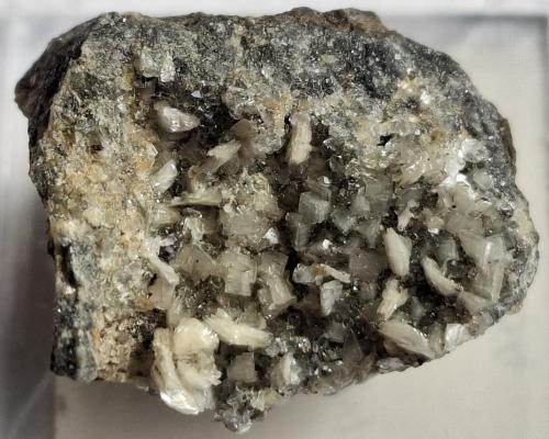 Dickite, Pyrite<br />Zona minera Mas d'Alary, comuna Lodève, Distrito Lodève, Hérault, Occitanie, Francia<br />2 x 1,6 cm<br /> (Author: Volkmar Stingl)
