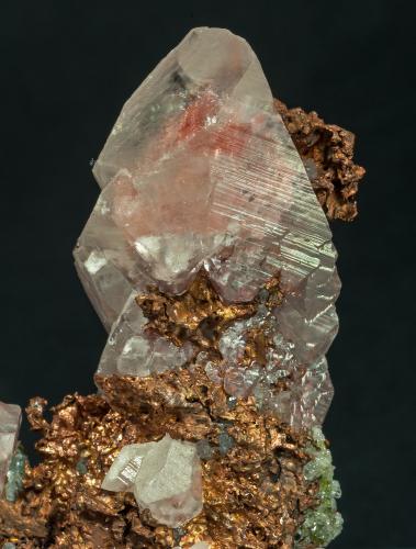 Calcita con inclusiones de Cobre<br />Quincy Mine, Hancock, Houghton County, Michigan, USA<br />cristal principal: 4 × 2.1 cm<br /> (Autor: Jordi Fabre)