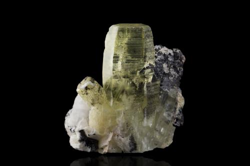 Ettringita con inclusiones de Hausmannita<br />Zona minera N'Chwaning, Kuruman, Kalahari manganese field (KMF), Provincia Septentrional del Cabo, Sudáfrica<br />4.5 x 3.5 x 4.5 cm / Cristal principal: 4.4 cm<br /> (Autor: Museo MIM)