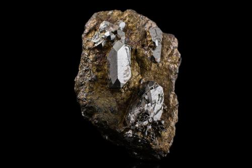 Sperrylita<br />Talnakh, Noril'sk, Meseta Putorana, Península Taimyr, Ókrug Taymyrskiy, Krai Krasnoyarsk, Rusia<br />7 x 5 x 3.5 cm / Cristal principal: 2.2 cm<br /> (Autor: Museo MIM)