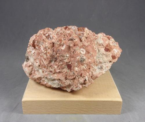 bauxita<br />Mina San Miguel, Municipio Fuentespalda, Comarca Matarraña, Teruel, Aragón, España<br />8,7 × 5,4 × 4,3 cm.<br /> (Autor: J. G. Alcolea)