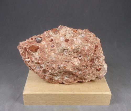 bauxita<br />Mina San Miguel, Municipio Fuentespalda, Comarca Matarraña, Teruel, Aragón, España<br />8,7 × 5,4 × 4,3 cm.<br /> (Autor: J. G. Alcolea)