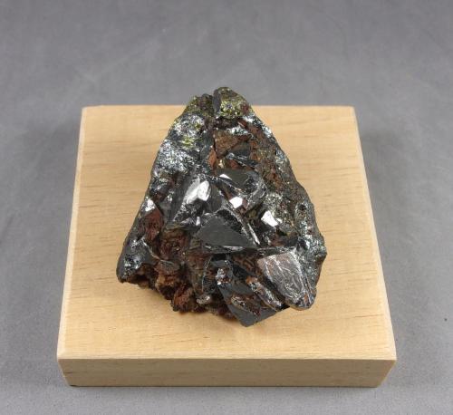 Tetraedrita-(Fe)<br />Ciudad de Oruro, Provincia Cercado, Departamento Oruro, Bolivia<br />4,4 x 4 x 2,6 cm. Cristal mayor 16  milímetros.<br /> (Autor: J. G. Alcolea)