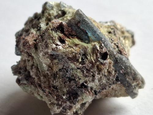 Cyanite, Fuchsite<br />Borisovskie Sopki, Plast, Chelyabinsk Oblast, Distrito Federal Ural, Rusia<br />3 x 2,5 cm<br /> (Author: Volkmar Stingl)