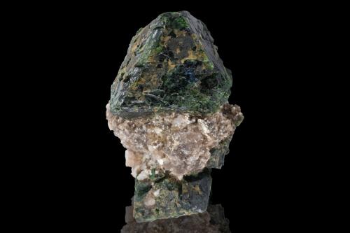 Microlite with Hafnon and lepidolite<br />Naipa Mine, Alto Ligonha pegmatite, Zambezia Province, Mozambique<br />4.5 x 3 x 2.5 cm / main crystal: 2.4 cm<br /> (Author: MIM Museum)