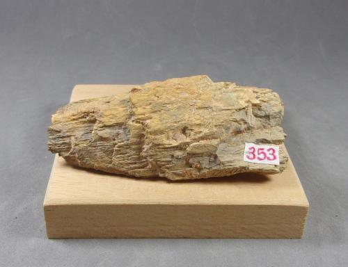 Bismutinita<br />Pegmatita Analamisakana, Comuna Marotandrano, Distrito Tsaratanàna, Región Betsiboka, Madagascar<br />7,9 x 3,4 x 1,7 cm.  132 g.<br /> (Autor: J. G. Alcolea)