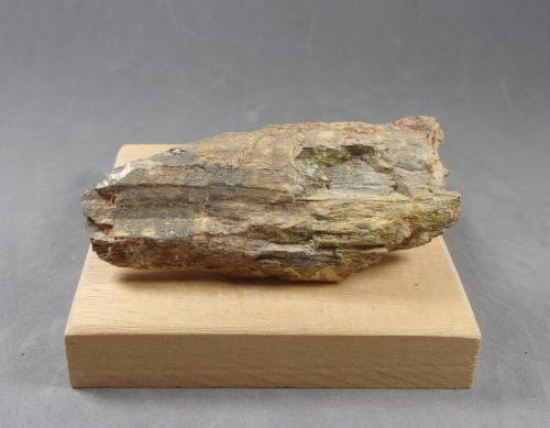 Bismutinita<br />Pegmatita Analamisakana, Comuna Marotandrano, Distrito Tsaratanàna, Región Betsiboka, Madagascar<br />7,9 x 3,4 x 1,7 cm.  132 g.<br /> (Autor: J. G. Alcolea)