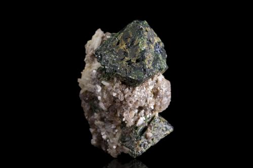 Microlita con Hafnón y lepidolita<br />Mina Naipa, Pegmatita Alto Ligonha, Provincia Zambezia, Mozambique<br />4.5 x 3 x 2.5 cm / Cristal principal: 2.4 cm<br /> (Autor: Museo MIM)