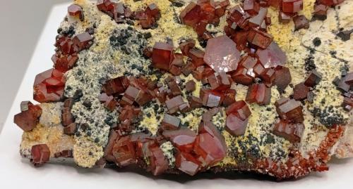 Vanadinita.<br />Aouli, distrito minero Mibladen, Mibladen, Midelt, Provincia Midelt, Región Drâa-Tafilalet, Marruecos<br />11x9 cm.<br /> (Autor: AntonioJesus)