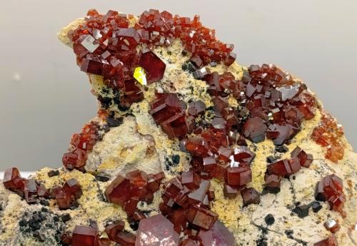 Vanadinita.<br />Aouli, distrito minero Mibladen, Mibladen, Midelt, Provincia Midelt, Región Drâa-Tafilalet, Marruecos<br />11x9 cm.<br /> (Autor: AntonioJesus)