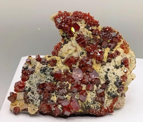 Vanadinita.<br />Aouli, distrito minero Mibladen, Mibladen, Midelt, Provincia Midelt, Región Drâa-Tafilalet, Marruecos<br />11x9 cm.<br /> (Autor: AntonioJesus)