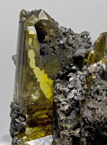 Anglesita con Cerusita y Galena<br />Mina Touissit, Pozo IX (Puit IX), Touissit, distrito minero Touissit-Bou Beker, Provincia Jerada, Región Oriental, Marruecos<br />cristal principal: 1.9 × 1.6 cm<br /> (Autor: Jordi Fabre)