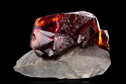 Sphalerite on Dolomite<br />Mina de Áliva (Mina Las Mánforas), zona minera Áliva, macizo Picos de Europa, Camaleño, Comarca Liébana, Cantabria, España<br />10 x 6 x 7 cm / main crystal: 7.5 cm<br /> (Author: MIM Museum)