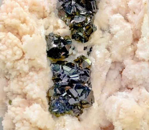 Esfalerita (variedad cleofana)<br />Depósito Krushev dol, Mina Krushev dol, Zona minera Madan, Montes Rhodope, Smolyan Oblast, Bulgaria<br />9x5 cm<br /> (Autor: AntonioJesus)