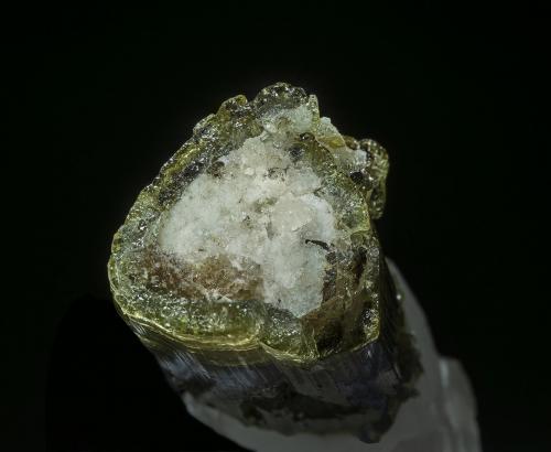 Quartz, Elbaite<br />Mina Urubu, Monte Belo, Itinga, Vale do Jequitinhonha, Minas Gerais, Brasil<br /><br /> (Author: am mizunaka)