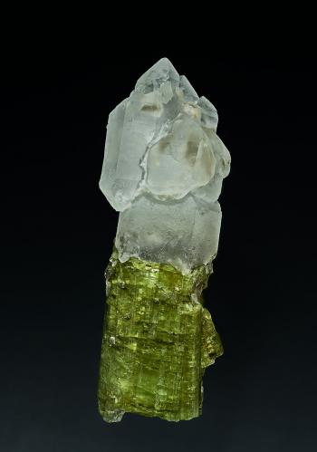 Quartz, Elbaite<br />Mina Urubu, Monte Belo, Itinga, Vale do Jequitinhonha, Minas Gerais, Brasil<br />9.0 x 3.1 cm<br /> (Author: am mizunaka)