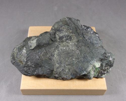 Cromita con Zaratita<br />Condado Lancaster, Pennsylvania, USA<br />10,2 x 5,9 x 3,9 cm.  244,1 g.<br /> (Autor: J. G. Alcolea)