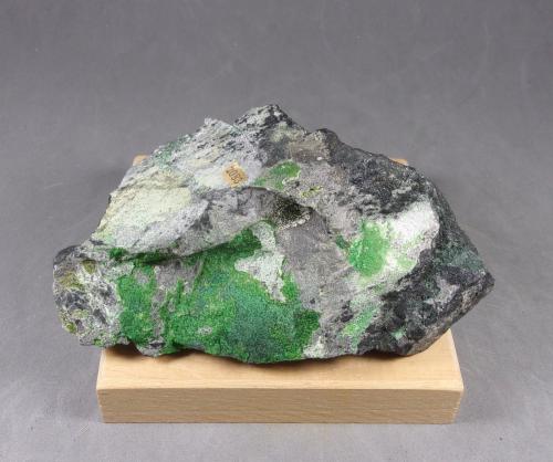 Cromita con Zaratita<br />Condado Lancaster, Pennsylvania, USA<br />10,2 x 5,9 x 3 cm. 244 g.<br /> (Autor: J. G. Alcolea)