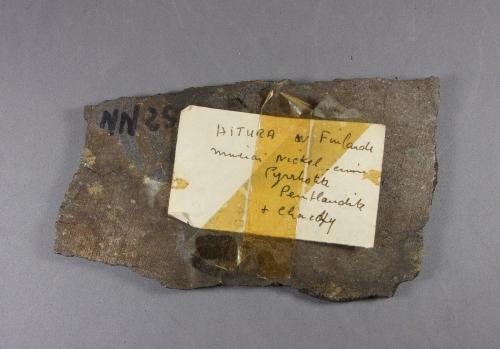 Pirrotita y Pentlandita<br />Mina Hitura, Hitura, Municipio Nivala, Región Ostrobotnia del Norte, Finlandia<br />13,5 x 8 x 0,6 cm.  269 g.<br /> (Autor: J. G. Alcolea)