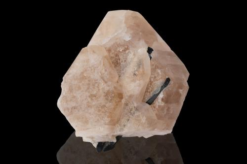 Zektzerita con Arfvedsonita<br />Washington Pass, Batolito Golden Horn, Condado Okanogan, Washington, USA<br />4 x 2 x 3.5 cm / Cristal principal: 3.9 cm<br /> (Autor: Museo MIM)