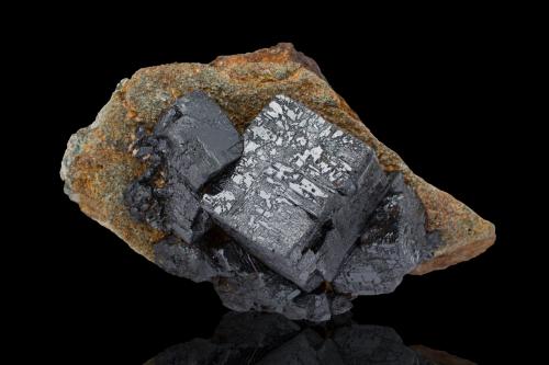 Perovskita<br />Zlatoust, Chelyabinsk Oblast, Distrito Federal Ural, Rusia<br />10.5 x 6.5 x 6 cm / Cristal principal: 4.5 cm<br /> (Autor: Museo MIM)