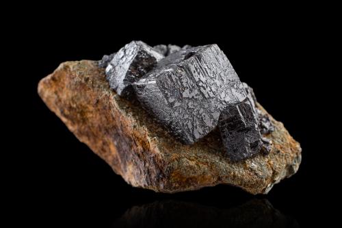 Perovskita<br />Zlatoust, Chelyabinsk Oblast, Distrito Federal Ural, Rusia<br />10.5 x 6.5 x 6 cm / Cristal principal: 4.5 cm<br /> (Autor: Museo MIM)