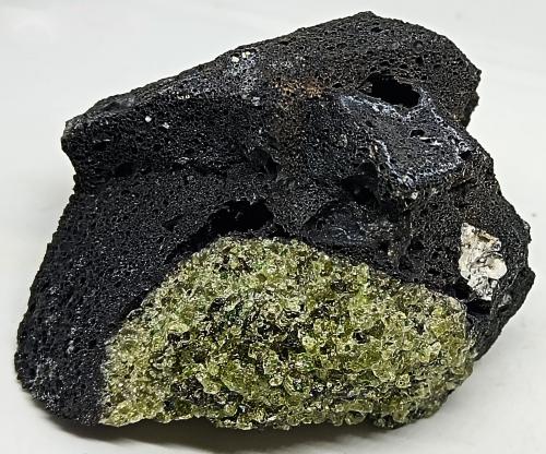 Forsterita<br />Campo volcánico de Santo Domingo, Mpio. Guadalcazar, San Luis Potosí, México<br />90x80x50 mm.<br /> (Autor: Luis Edmundo Sánchez Roja)