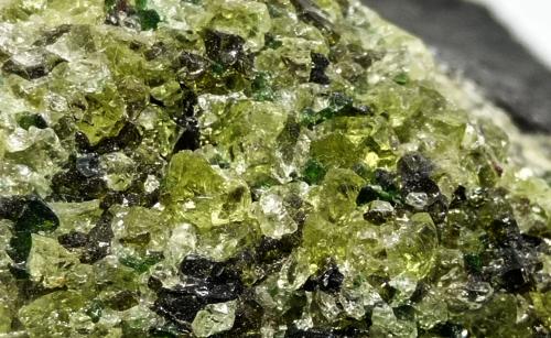 Forsterita<br />Campo volcánico de Santo Domingo, Mpio. Guadalcazar, San Luis Potosí, México<br />90x80x50 mm.<br /> (Autor: Luis Edmundo Sánchez Roja)