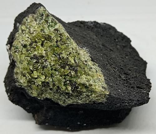 Forsterita<br />Campo volcánico de Santo Domingo, Mpio. Guadalcazar, San Luis Potosí, México<br />90x80x50 mm.<br /> (Autor: Luis Edmundo Sánchez Roja)