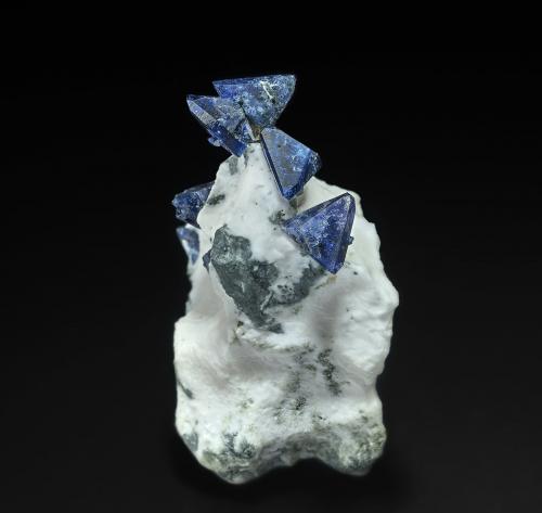 Benitoite<br />California State Gem Mine (Benitoite Gem Mine), San Benito River headwaters area, Santa Rita Peak, New Idria District, San Benito County, California, USA<br />6.4 x 3.4 cm<br /> (Author: am mizunaka)