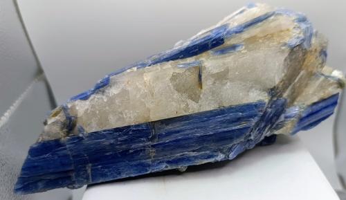 Cianita.<br />Arcos, Minas Gerais, Brasil<br />21x10 cm<br /> (Autor: AntonioJesus)