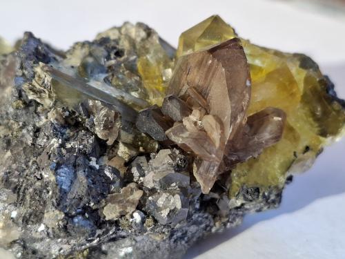 Anglesite, Quartz, Galena<br />Zona minera Touissit, Distrito Touissit, Provincia Jerada, Región Oriental, Marruecos<br />6,5 x 4 cm<br /> (Author: Volkmar Stingl)