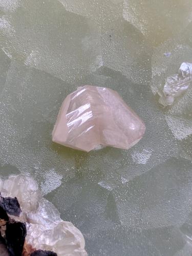 Cerusita, Smithsonita<br />Touissit, Distrito Touissit, Provincia Jerada, Región Oriental, Marruecos<br />1,3 x 1,0 - cristal cersuita<br /> (Autor: carles)