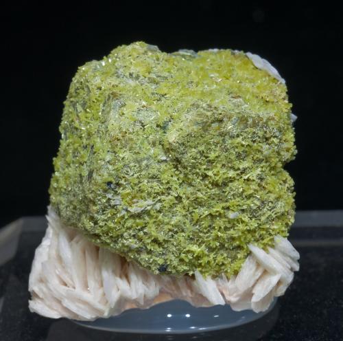 Mimetite coating Galena and on Baryte<br />Mina Atrevida, geoda 'Amagada', galería Sur, nivel 0, Vimbodí i Poblet, Comarca Conca de Barberà, Tarragona, Cataluña / Catalunya, España<br />Specimen size: 2.3 × 2.3 × 1.4 cm / main crystal: 1.8 × 1.6 cm<br /> (Author: Jordi Fabre)