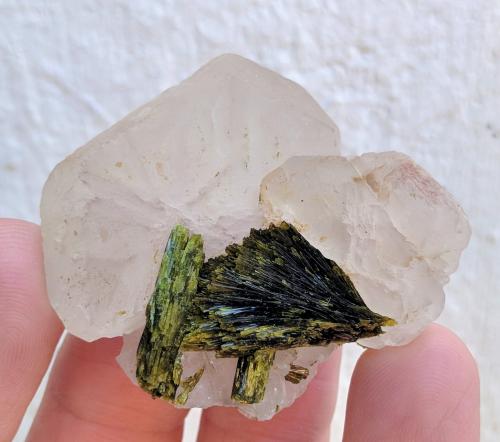 Calcita, Epidota<br />Jebel Masker, zona Imilchil, Tounfit, Provincia Khénifra, Región Beni Mellal-Khenifra, Marruecos<br />4,7 x 4,2 x 2,4 cm<br /> (Autor: carles)