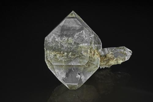 Quartz, Rutile<br />Bahia, Región Nordeste, Brasil<br />7.8 x 8.8 cm.<br /> (Author: am mizunaka)