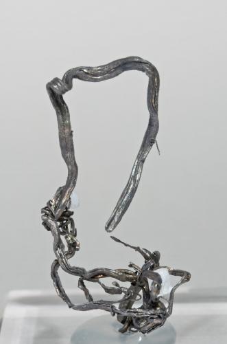 Plata con Calcita<br />Kongsberg mining district, Kongsberg, Buskerud County, Norway<br />3.1 × 1.7 × 1.2 cm<br /> (Autor: Jordi Fabre)