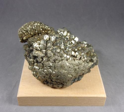 Marcasita<br />Shakespeare Cliff, Dover, Distrito Dover, Condado Kent, Inglaterra / Reino Unido<br />8 x 6 x 4,5  cm.  372,2 g. Cristal más grande 5 milímetros.<br /> (Autor: J. G. Alcolea)